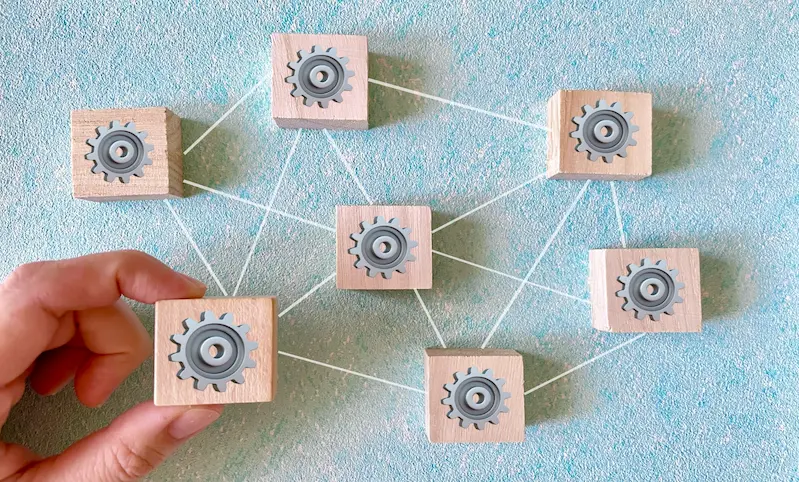 構成　歯車が描かれたブロックが並んでいる