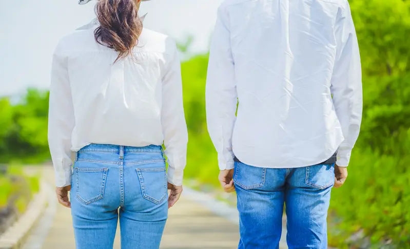 登場人物　男女が後ろを向いて立っている