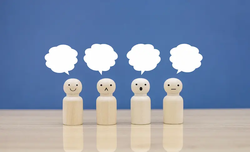会話　4つの人形が横一列に並んでいて会話をしている