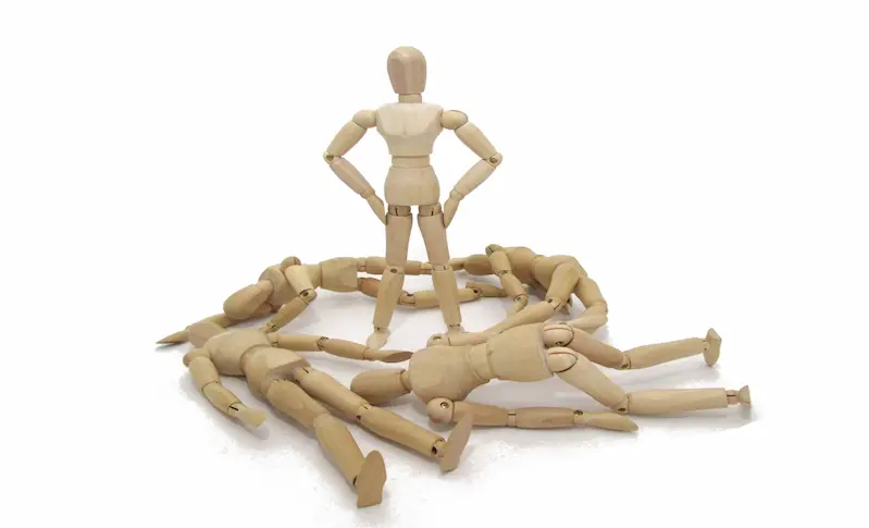 主人公　一人の人形が複数の人形を倒している