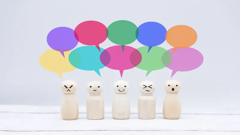 会話劇　人形が横に並んで会話をしている