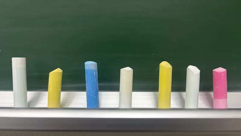 チョークが7本並んでいる